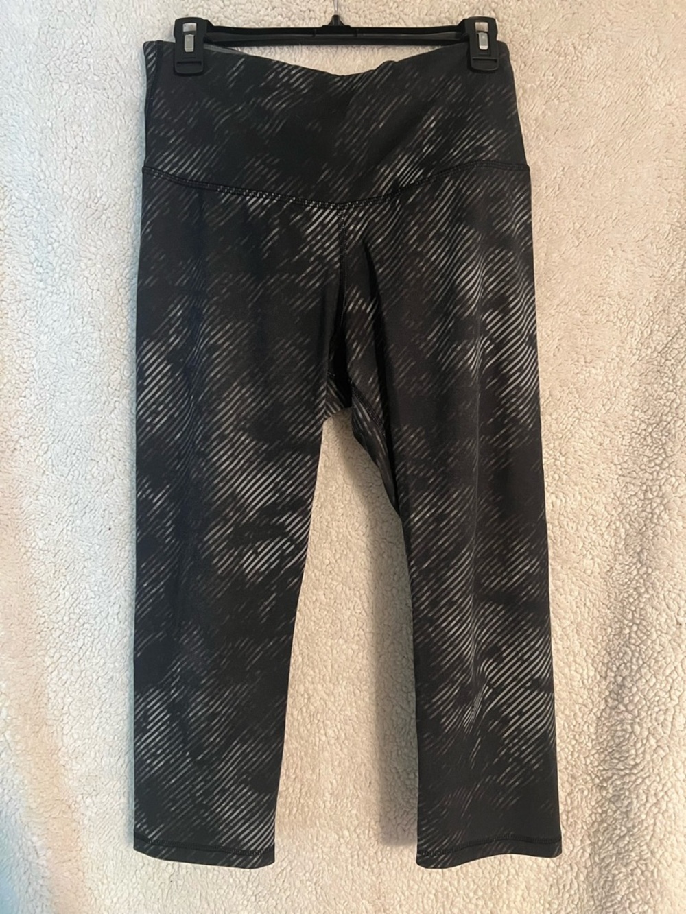 Old Navy Black & Gray Patterned High-Waist Cropped Leggings